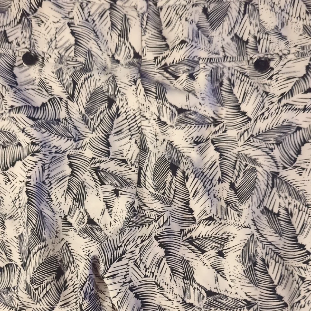 Banana Republic Black & White Leaf-Print Shorts - Picture 2 of 4